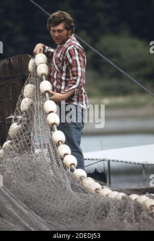 Photo des années 1970 (1973) - l'homme travaille sur le filet de seine pour pêche au saumon dans le sud-est de l'alaska Banque D'Images