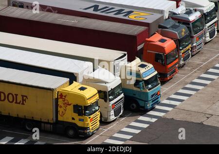 Camions attendant d'embarquer dans le port de Douvres, Royaume-Uni, pris d'en haut Banque D'Images