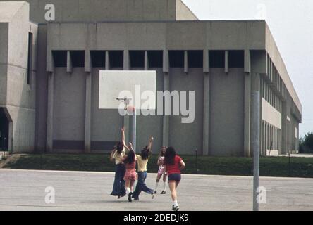 Photos des années 1970 (1973) - Southside Junior High School; construit en 1969 (lieu: Columbus; région de l'Indiana) Banque D'Images