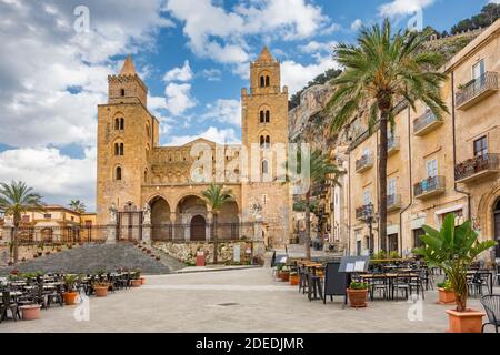 Cathédrale Basilique de Cefalu à la place Piazza del Duomo dans la vieille ville de Cefalu, Sicile Banque D'Images