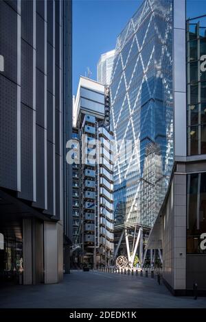 La diagonale du bâtiment Leadenhall et le sous-terrain sont clairement visibles sur cette image, le bâtiment du Lloyd's étant à gauche. De chaque côté Banque D'Images