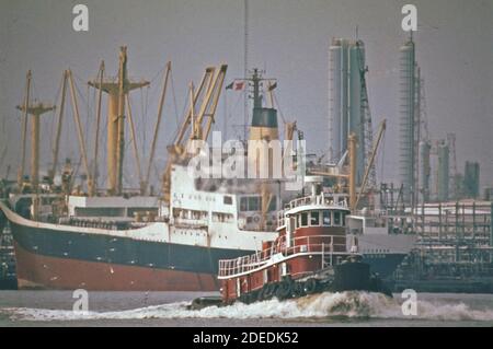 Photo des années 1970 (1973) - le canal des navires de Houston, reliant Houston au golfe du Mexique en passant par Galveston Bay, a fait de la ville l'un des principaux ports maritimes des états-unis. Des nombreux grands établissements industriels qui bordent le canal Banque D'Images