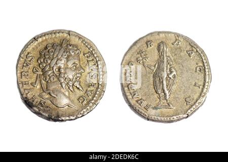 Anciennes pièces de monnaie AR argent Denarius Empereur Septimius Severus (Inverse) victoire tenant une branche d'olivier sur Parthia 201 AD Banque D'Images