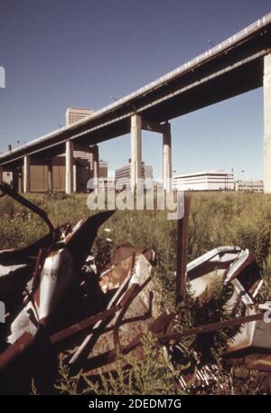 Photo des années 1970 (1973) - Buffalo skyway près du centre-ville de la ville passe par une décharge de ferraille Banque D'Images