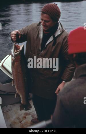 'Photo des années 1970 (1973) - le pêcheur expose de la truite de bonne taille pêchée sur la rivière Skagit près du béton. Le Skagit offre la pêche sportive tout au long de l'année, avec la meilleure pêche en hiver. Banque D'Images