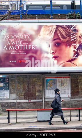 Affiches pour la Couronne - série télévisée controversée Netflix 4 À la gare de Waterloo à Londres aujourd'hui où le lettrage 3d semble avoir été volé de Banque D'Images