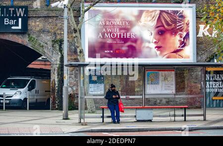 Affiches pour la Couronne - série télévisée controversée Netflix 4 À la gare de Waterloo à Londres aujourd'hui où le lettrage 3d semble avoir été volé de Banque D'Images