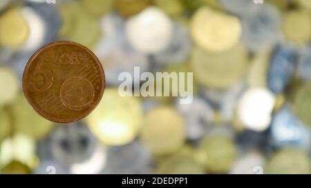 Un gros plan montre une pièce de 5 cents. C'est de l'argent. Fond d'argent flou. Monnaie en circulation changeante des pays de la zone euro. La pièce est l'arc Banque D'Images