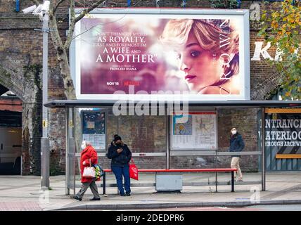 Affiches pour la Couronne - série télévisée controversée Netflix 4 À la gare de Waterloo à Londres aujourd'hui où le lettrage 3d semble avoir été volé de Banque D'Images