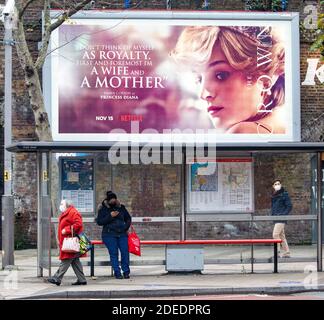 Affiches pour la Couronne - série télévisée controversée Netflix 4 À la gare de Waterloo à Londres aujourd'hui où le lettrage 3d semble avoir été volé de Banque D'Images