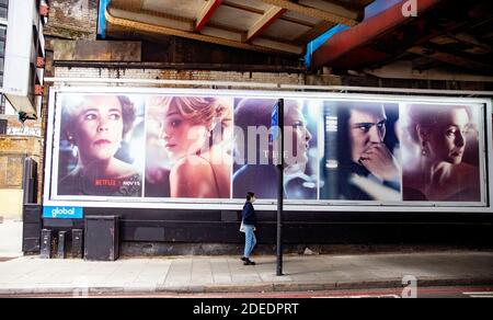 Affiches pour la Couronne - série télévisée controversée Netflix 4 À la gare de Waterloo à Londres aujourd'hui où le lettrage 3d semble avoir été volé de Banque D'Images