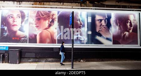 Affiches pour la Couronne - série télévisée controversée Netflix 4 À la gare de Waterloo à Londres aujourd'hui où le lettrage 3d semble avoir été volé de Banque D'Images