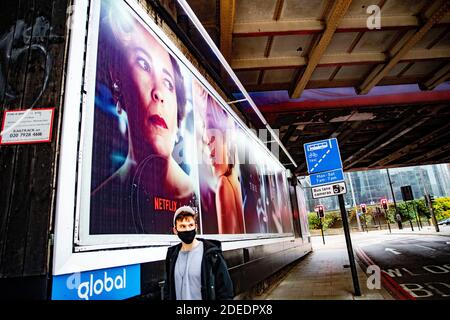 Affiches pour la Couronne - série télévisée controversée Netflix 4 À la gare de Waterloo à Londres aujourd'hui où le lettrage 3d semble avoir été volé de Banque D'Images