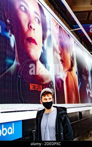 Affiches pour la Couronne - série télévisée controversée Netflix 4 À la gare de Waterloo à Londres aujourd'hui où le lettrage 3d semble avoir été volé de Banque D'Images