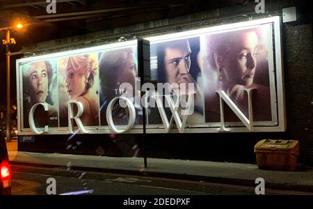 Avant le retrait ou le vol des lettres - Affiches pour The Crown - série télévisée controversée Netflix 4 à Waterloo Station à Londres aujourd'hui où Banque D'Images