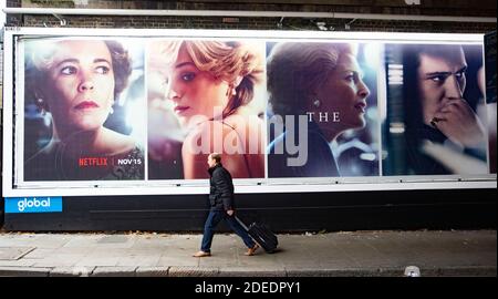 Affiches pour la Couronne - série télévisée controversée Netflix 4 À la gare de Waterloo à Londres aujourd'hui où le lettrage 3d semble avoir été volé de Banque D'Images