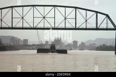 Photo des années 1970 (1973) - Péniche de charbon vide sur le Kanawha Passe de la rivière sous le pont ferroviaire Banque D'Images