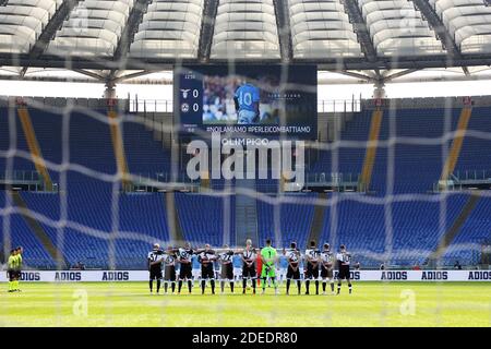 Les joueurs observent un silence de quelques minutes pour l'ancien footballeur Diego Maradona, qui est récemment décédé avant le cham / LM italien Banque D'Images