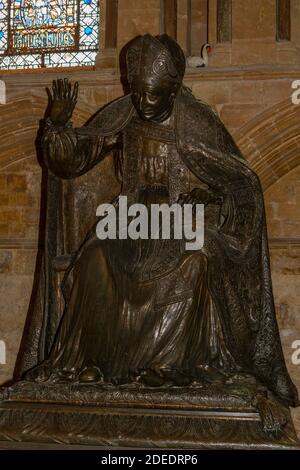 Statue d'Edward King, évêque de Lincoln (1885-1910) à l'intérieur de la cathédrale de Lincoln, Lincoln, Lincs., Royaume-Uni. Banque D'Images
