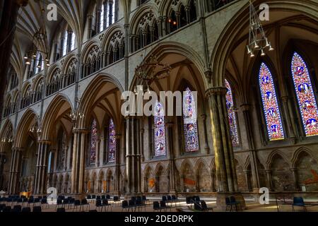 Vue magnifique typique sur la nef à l'intérieur de la cathédrale de Lincoln, Lincoln, Lincs., Royaume-Uni. Banque D'Images