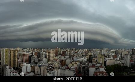 Des nuages de tempête impressionnants se balassent au-dessus de la ville de Buenos Aires, en Argentine Banque D'Images