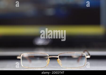 Lunettes à rebord doré pour le bureau., gros plan Banque D'Images