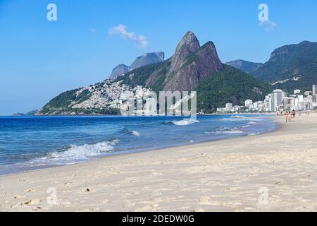 RIO DE JANEIRO, BRÉSIL - 19 DÉCEMBRE 2019 : plage d'Ipanema le matin. Deux confrères montagne en arrière-plan à Rio de Janeiro, Brésil. Banque D'Images