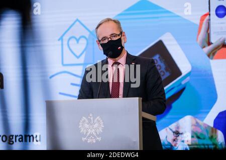 Varsovie, mazowieckie, Pologne. 30 novembre 2020. Le 30 novembre 2020, Varsovie, lors de la conférence de presse du ministre de la Santé, Adam Niedzielski, de nouvelles façons de lutter contre la COVID-19 ont été présentées. Le programme a été appelé #DomowaOpiekaMedyczna. Lors de la conférence, un oxymètre de pouls a également été présenté, qui sera envoyé aux personnes positives pour COVID-19.dans la photo: Adam Niedzielski crédit: Grzegorz Banaszak/ZUMA Wire/Alamy Live News Banque D'Images