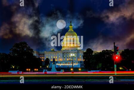 Le bâtiment du Capitole des États-Unis avec le dôme est éclairé À la lune dans le ciel sombre à Washington DC Banque D'Images