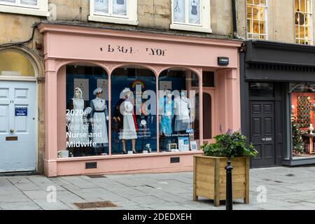 Une vitrine dans le centre de Bath City célébrant l'année 2020 comme année internationale de l'infirmière et de la sage-femme. Milsom Street, Bath City centre, Angleterre, Royaume-Uni Banque D'Images