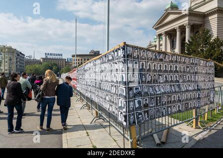 Bannière de protestation des victimes dans la guerre du Kosovo devant Assemblée nationale de la République de Serbie Banque D'Images