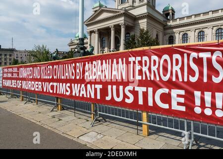 Bannière de protestation des victimes dans la guerre du Kosovo devant Assemblée nationale de la République de Serbie Banque D'Images