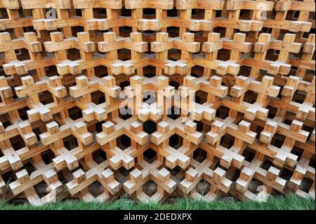 Façade moderne en bois pour bâtiments écologiques - Concept de production de meubles sur l'industrie du bois d'œuvre pour l'importation de boiseries un Banque D'Images