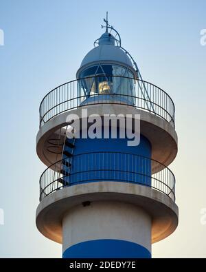 Une photo verticale du phare de Torre del Mar, Espagne Banque D'Images