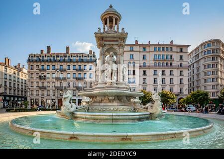 17 septembre 2020, Lyon, France : Fontaine de Jacobin avec des gens et des touristes relaxants Banque D'Images