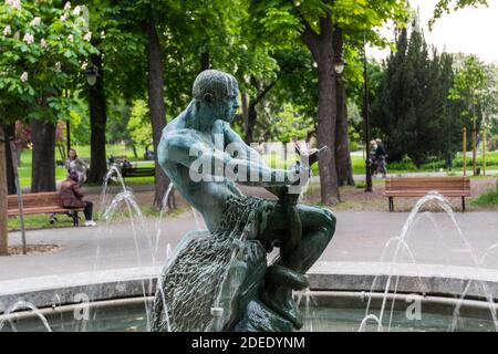 Sculpture de l'homme combattant avec le serpent dans la fontaine dans le parc forteresse de kalemegdan Belgrade Banque D'Images