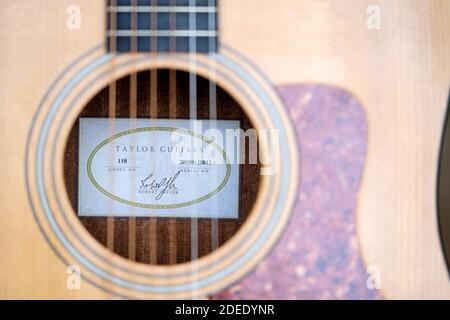 A Taylor 110, acier, guitare acoustique. L'image est un gros plan de la soute de guitares et montre clairement le cétificat de Taylor Guitars Banque D'Images