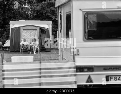 Couple de personnes âgées se détendant dans un garage mort. Cambridgeshire. Angleterre. ROYAUME-UNI Banque D'Images