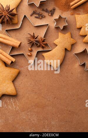 Composition de pain d'épice avec biscuits maison de pain d'épice, emporte-pièces et épices. Pâte de pain d'épice fraîche comme fond. Vue de dessus. Copier l'espace Banque D'Images