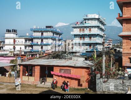 Pokhara, Népal - vue du village le long du lac Phewa, appelé Lakeside. Célèbre pour le tourisme d'aventure et la base pour le circuit Annapurna trek dans l'Himalaya. Banque D'Images
