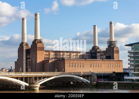 Battersea Power Station à Londres Angleterre Royaume-Uni un charbon a tiré bâtiment construit en 1935 maintenant mis hors service et en cours de réaménagement La rive de la Tha Banque D'Images