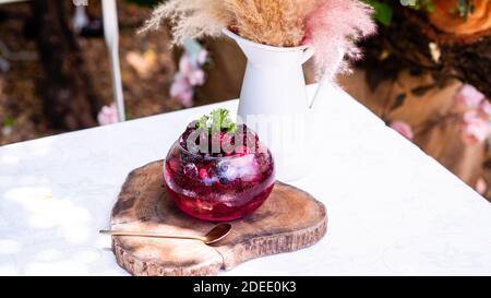 Délicieux Mojito à la framboise sans alcool qui combine framboises fraîches, chaux juteuse et menthe fraîche Banque D'Images