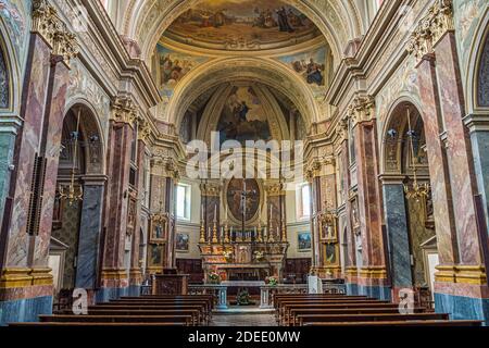 Diano, Piémont, Italie - 18 juin 2017 : vue intérieure de l'église de Diano montrant la table des seigneurs et une vue baroque sur le devant et le plafond Banque D'Images