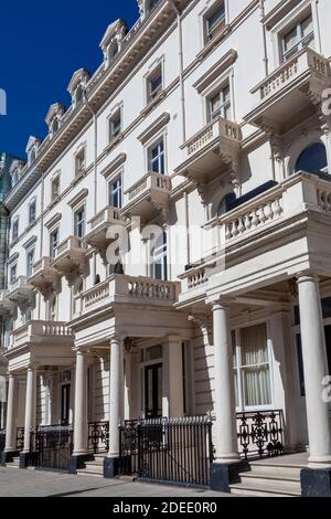 Maisons et appartements en terrasse style Regency géorgien à Kensington Londres Angleterre Royaume-Uni la région populaire destination touristique attraction la Banque D'Images