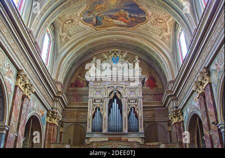 Diano, Piémont, Italie - 18 juin 2017 : vue intérieure de l'église de Diano montrant les tuyaux d'orgue et une vue sur le plafond Banque D'Images