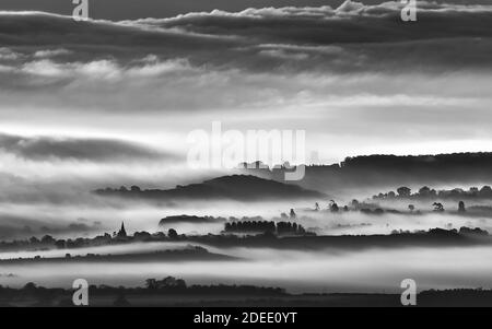 De l'autre côté de la vallée de Severn depuis les collines de Malvern tôt un matin brumeux. Banque D'Images