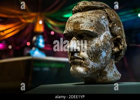 Exposition Nietzsche au Musée historique de Bâle, Suisse. L'artiste de Bâle Alexander Zschokke nous permet de regarder derrière la façade de Nietzsche avec la sculpture inhabituelle "le Jeune Nietzsche Banque D'Images