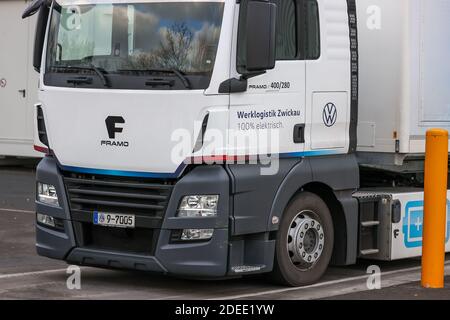 30 novembre 2020, Saxe, Zwickau: Un camion électrique de la marque Framo pour le transport de batteries pour les VW ID.3 et ID.4 dans l'usine VW de Zwickau est debout devant un hall. Un système de déchargement des trains arrivant, mis en service le même jour, est le dernier maillon de la chaîne logistique verte pour le transport des batteries des voitures électriques. En distribuant avec des chariots conventionnels, les émissions de CO2 doivent être réduites de 11,000 tonnes par rapport à l'année précédente. Actuellement, cinq trains par semaine arrivent de l'usine de batteries de Braunschweig et du freq Banque D'Images