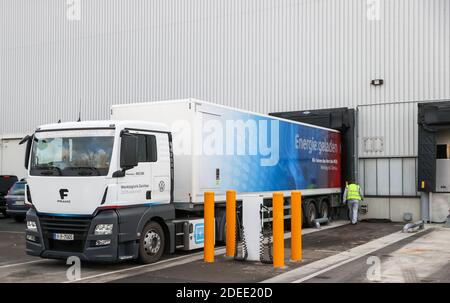 30 novembre 2020, Saxe, Zwickau: Un camion électrique de la marque Framo pour le transport de batteries pour les VW ID.3 et ID.4 dans l'usine VW de Zwickau est debout devant un hall. Un système de déchargement des trains arrivant, mis en service le même jour, est le dernier maillon de la chaîne logistique verte pour le transport des batteries des voitures électriques. En distribuant avec des chariots conventionnels, les émissions de CO2 doivent être réduites de 11,000 tonnes par rapport à l'année précédente. Actuellement, cinq trains par semaine arrivent de l'usine de batteries de Braunschweig et du freq Banque D'Images