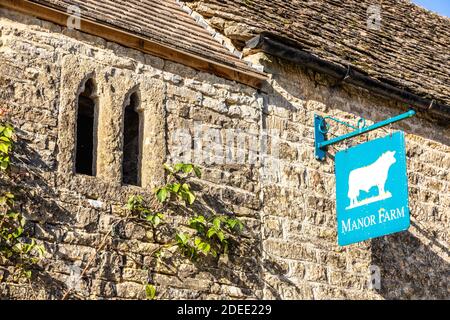 Une vieille fenêtre de lancet double et le panneau pour Manor Farm à Middle Duntisbourne, Gloucestershire UK Banque D'Images